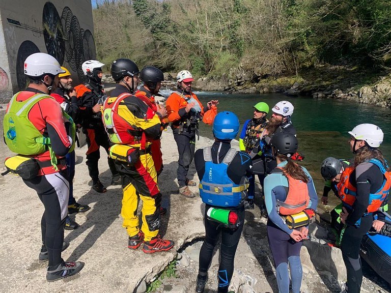 20220427 guide rafting2